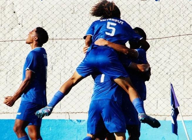 A garotada do Serrano comemora a conquista da Taça Corcovado (Crédito: Gladstone Lucas/SFC