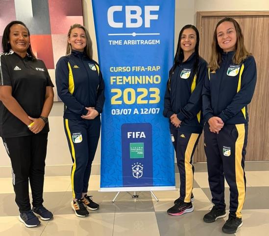 A ex-árbitra Simone Xavier, a árbitra Luciana Mafra e as assistentes Lilian Fernandes e Beatriz Geraldini participam da primeira turma do Curso FIFA RAP (Crédito: Divulgação)