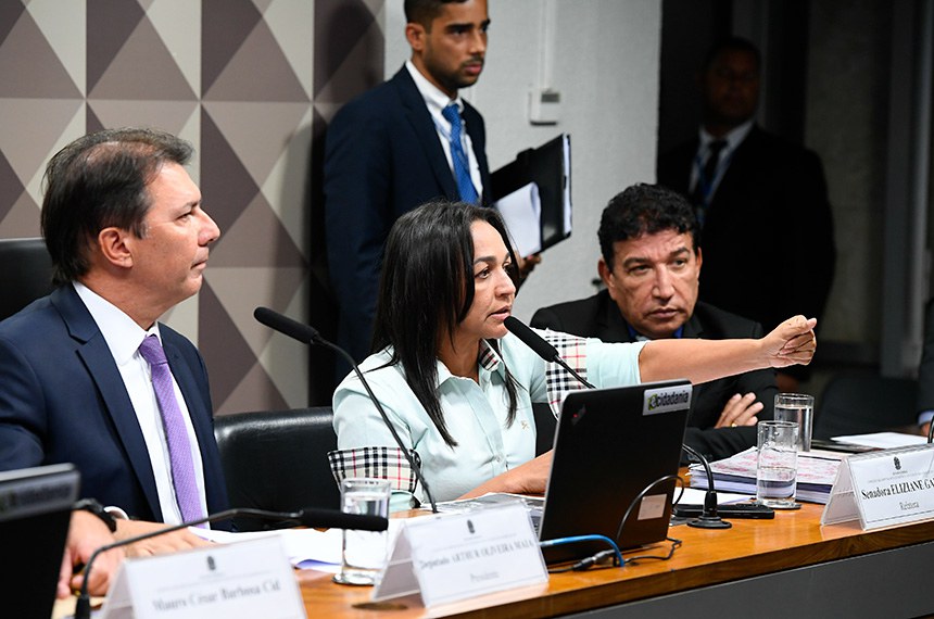 Eliziane Gama, relatadora, entre o presidente da CPMI, deputado Arthur Maia, e o senador Magno Malta: documentos sigilosos abrem novas frentes de investigação - Foto: Geraldo Magela/Agência Senado