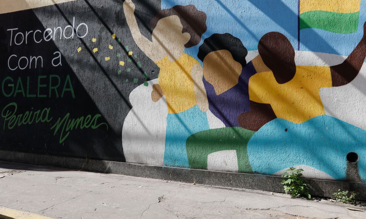 Rio de Janeiro (RJ), 23/07/2023 - Trechos da Rua Pereira Nunes, em Vila Isabel, pintados para a Copa do Mundo de futebol feminino. Foto: Fernando Frazão/Agência Brasil