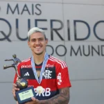 Pedro recebe troféu Divulgação Flamengo