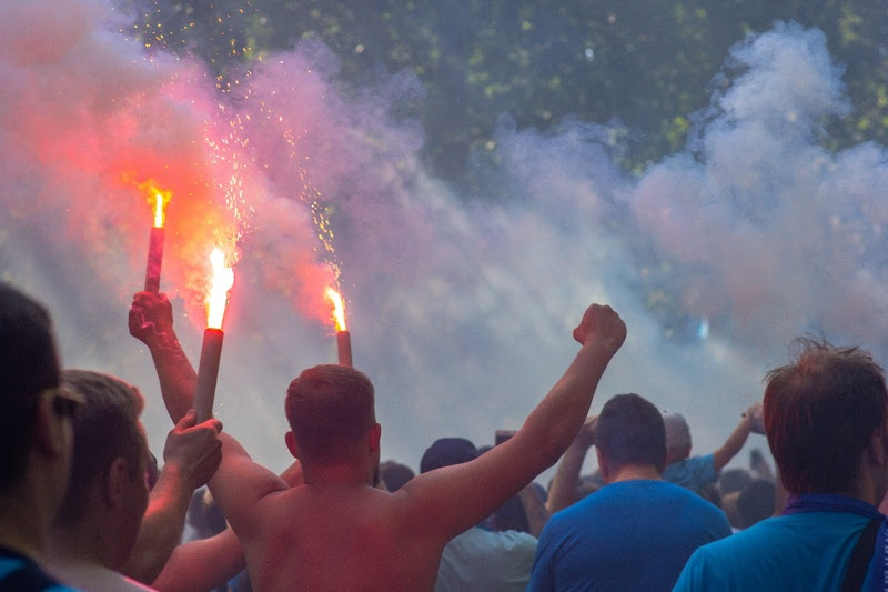 Alto número de casos graves de violência entre torcedores no Brasil evidencia importância do investimento em segurança (Foto: Envato)