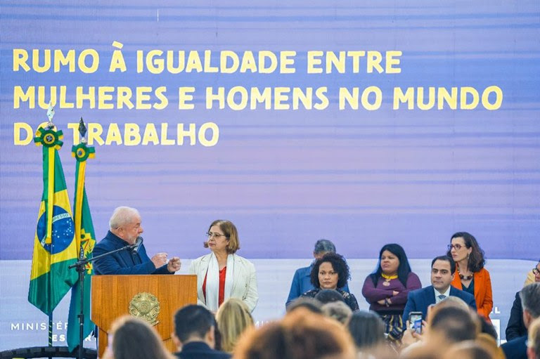 Lei estabelece medidas para tornar salários mais justos - Foto: Ricardo Stuckert (PR)