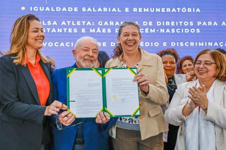 O presidente Lula e a ministra Ana Moser (Esporte) com o texto sancionado da lei que modifica o Bolsa Atleta. A senadora Leila Barros (E) e a ministra Cida Gonçalves (Mulheres) também participaram do ato. Foto: Ricardo Stuckert / PR