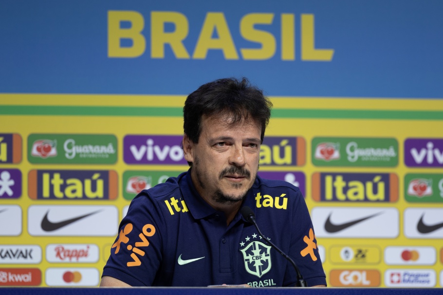 Fernando Diniz convocado os jogadores para a disputa das Eliminatórias Créditos: Thais Magalhães/CBF