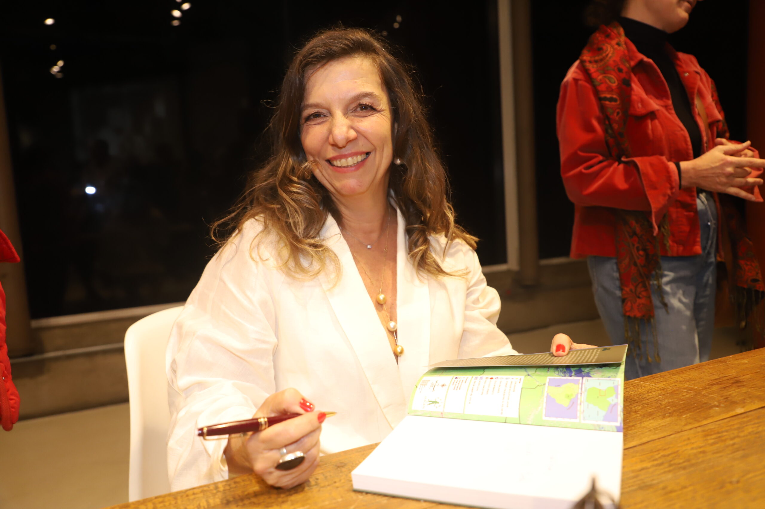 A autora Débora Tabacof no lançamento de “Um Lama Tibetano na Amazônia” em São Paulo Foto: Denise Andrade