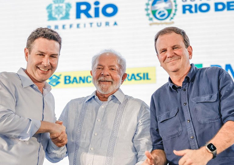 O ministro das Cidades, Jader Filho (E), o presidente Lula e o prefeito do Rio, Eduardo Paes, em cerimônia de início das obras do Anel Viário de Campo Grande - Foto: Ricardo Stuckert/PR