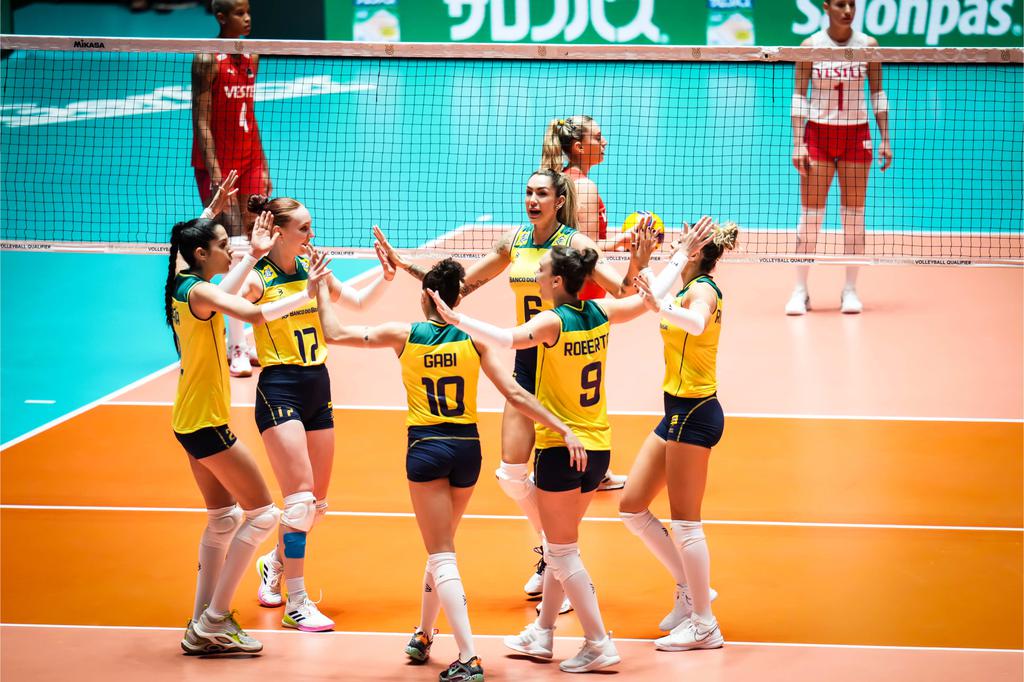 Seleção feminina vibra com ponto contra Turquia (Divulgação/FIVB)