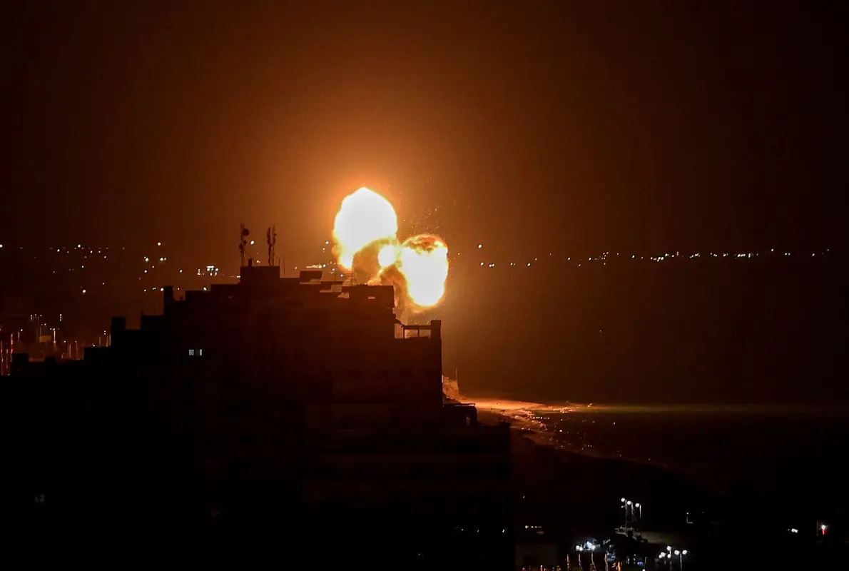 Fumaça e chamas surgem após ataques aéreos das forças israelenses na Cidade de Gaza, Gaza, em 05 de julho de 2023 [Ali Jadallah/Agência Anadolu].