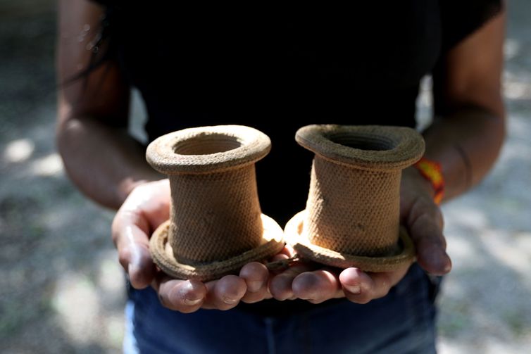 Ixyse Karajá segura o bracelete que pertenceu a seu filho. Peça doada pelo povo Karajá para ajudar na recomposição do acervo do Museu Nacioanal. Foto: Tânia Rêgo/Agência Brasil
