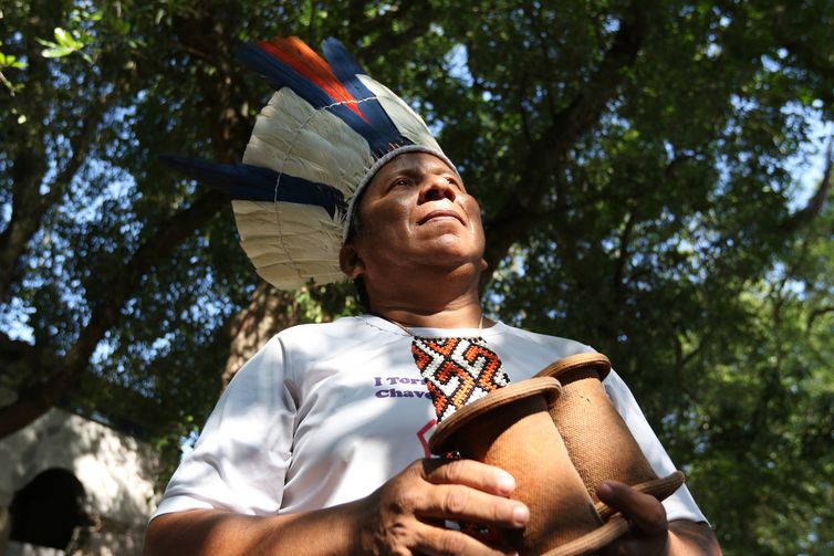 O cacique tradicional e pajé Sokrowé Karajá, da aldeia Santa Isabel do Morro, na Ilha do Bananal, em Tocantins; segura um bracelete. Peça doada pelo povo Karajá para ajudar na recomposição do acervo do Museu Nacioanal. Foto:Tânia Rêgo/Agência Brasil
