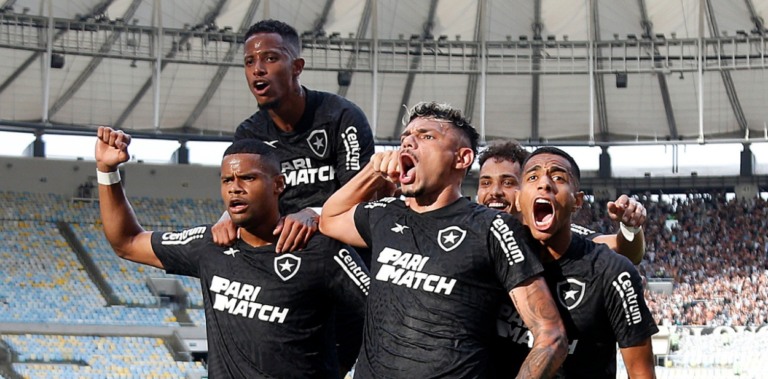 Com direito a dois golaços, Botafogo vence Fluminense e abre 10 pontos de vantagem na liderança do Brasileirão