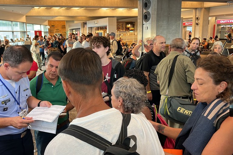 Cena ilustra as últimas conferências na lista de 207 passageiros brasileiros que embarcaram em Tel Aviv nesta sexta, 13/10. Foto: GOV BR