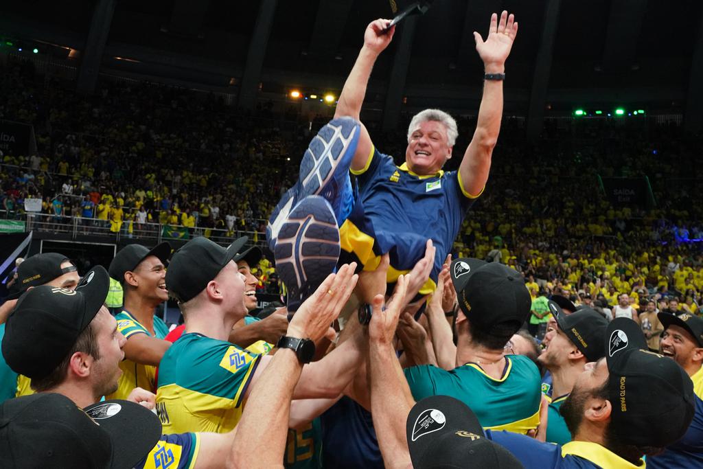 O técnico Renan Dal Zotto é jogado para o alto na comemoração (Mauricio Val/FVImagem/CBV)