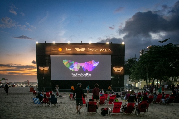 Cinema ao Ar Livre: Festival do Rio promove sessões gratuitas na Praia de Copacabana