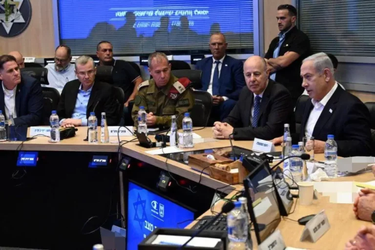 O primeiro-ministro israelense, Benjamin Netanyahu, realiza uma reunião com o gabinete de segurança em Tel Aviv, Israel, em 7 de outubro de 2023. [Haim Zach (GPO)/Agência Anadolu]