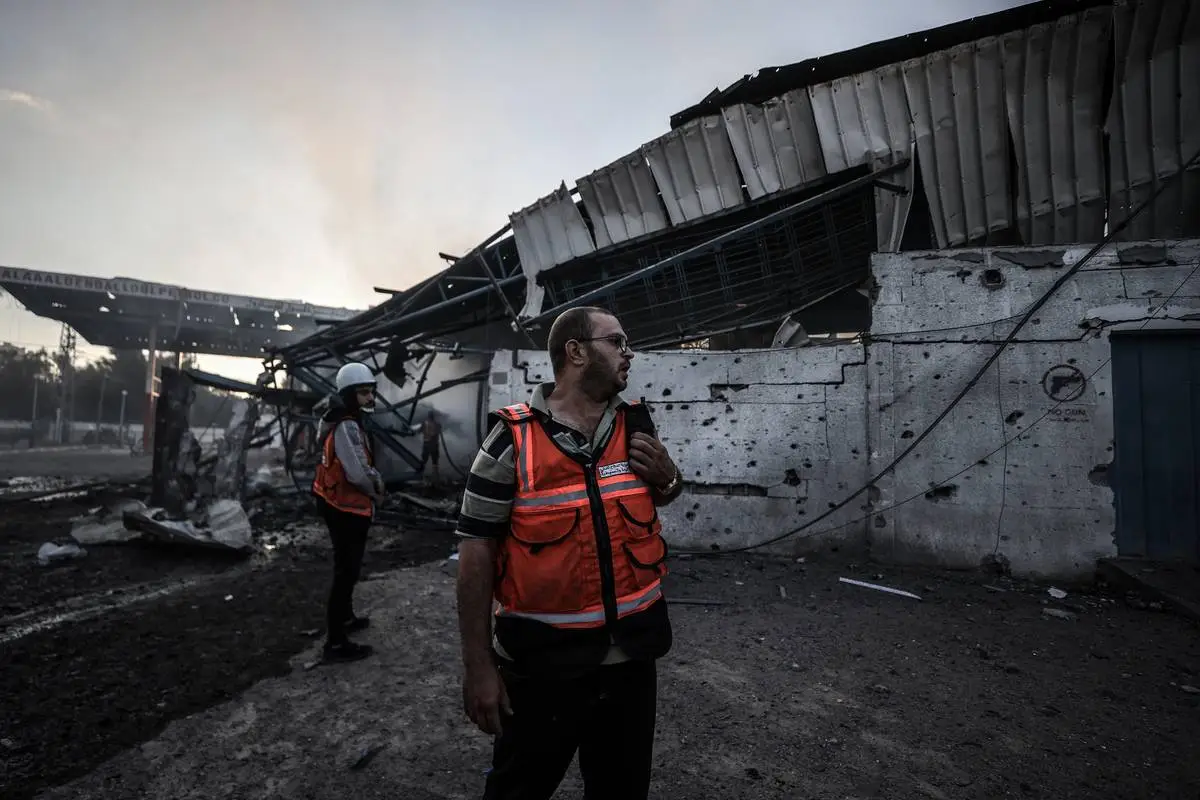 Bombeiros tentam conter incêndio em um depósito da Agência das Nações Unidas para Assistência aos Refugiados da Palestina (UNRWA), após ataques israelenses ao bairro de Tel al-Hawa, na Cidade de Gaza, em 16 de outubro de 2023 [Ali Jadallah/Agência Anadolu]