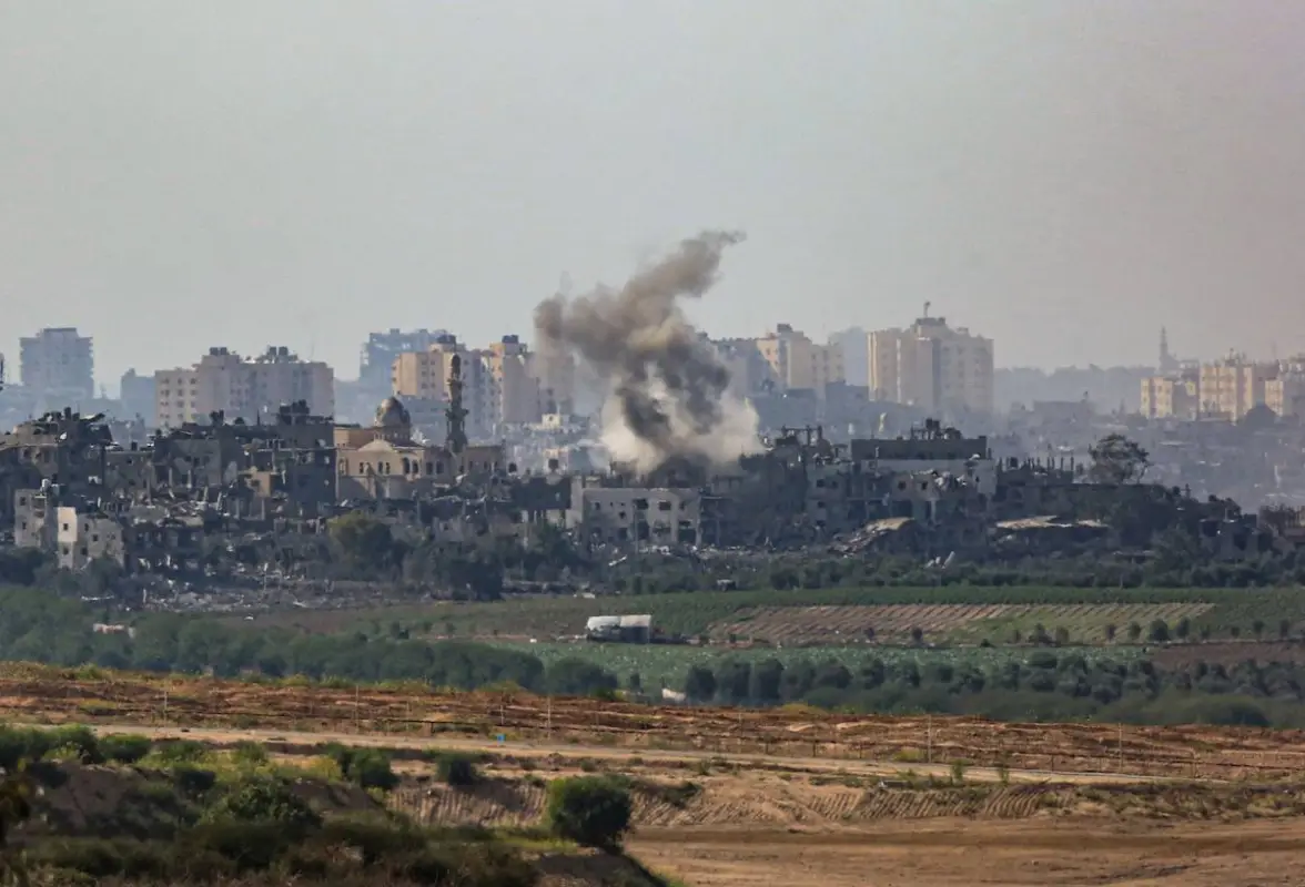 Bombardeio em Khan Yunis visto do colonato israelense de Sderot, em 19 de outubro de 2023 [Saeed Qaq/Agência Anadolu]