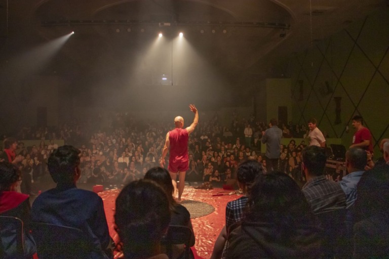 Espetáculo “Cão chupando manga” é destaque da programação cultural do Rio de Janeiro - Foto: Divulgação