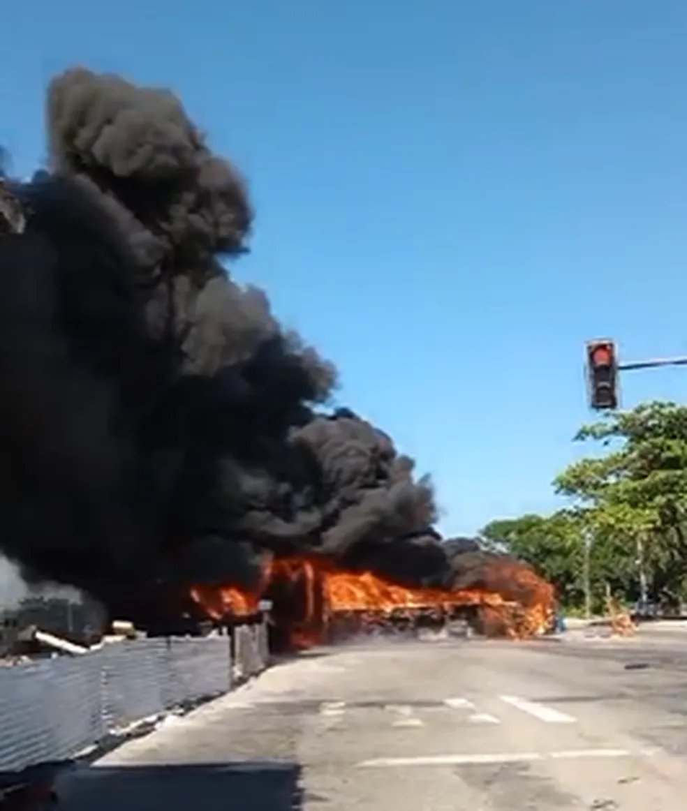 Criminosos da Zona Oeste do Rio ateiam fogo em ônibus e veículos em retaliação à morte de miliciano