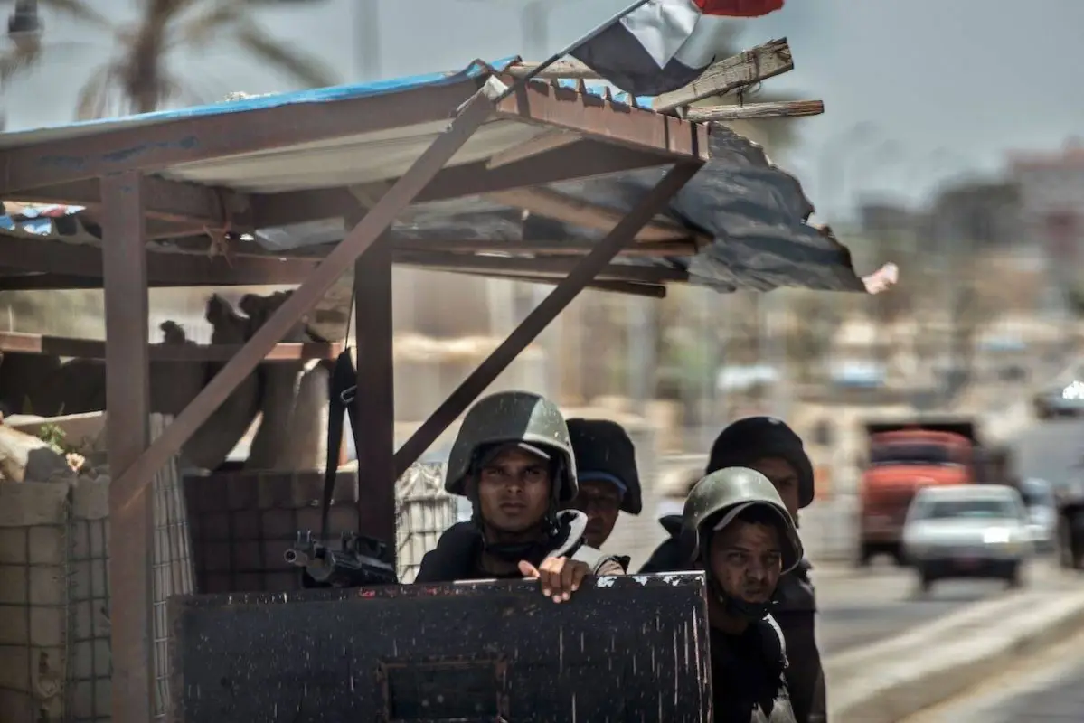 Policiais egípcios montam guarda, em 6 de julho de 2018 [Khaled Desouki/AFP via Getty Images]