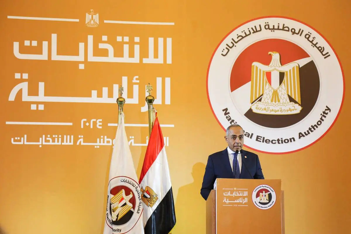 Ahmed Bendari, presidente da Autoridade Eleitoral Nacional do Egito (NEA), durante coletiva de imprensa sobre as eleições presidenciais de 2024, no Centro Internacional de Convenções do Cairo [Islam Safwat/Getty Images]