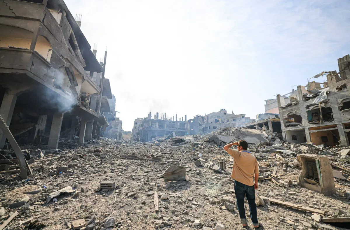 Um homem observa a destruição em um bairro devastado no campo de refugiados de Jabalia, na Faixa de Gaza, em 11 de outubro de 2023 [Mahmud Hams/AFP via Getty Images]