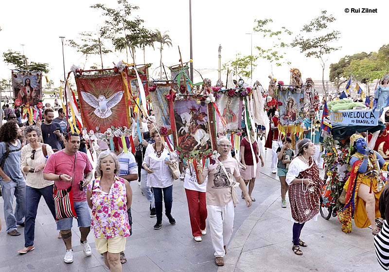 “Procissão de Todos os Santos” com a “Grande Companhia Brasileira de Mystérios e Novidades” no dia 1.º de novembro