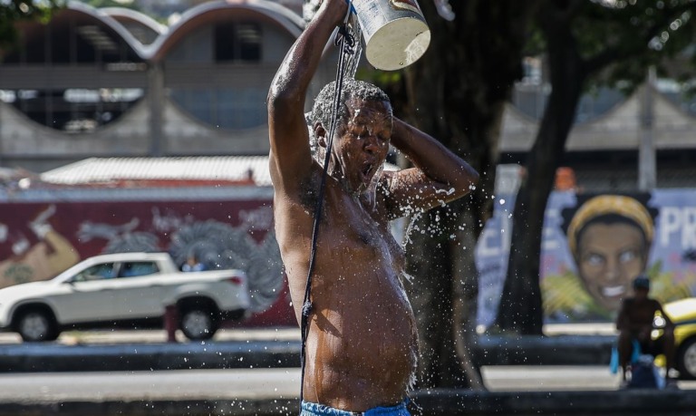 Rio de Janeiro registrou neste sábado (7) sensação térmica 55,8º Celsius (ºC), no bairro de Guaratiba, às 12h40, na zona oeste da cidade.