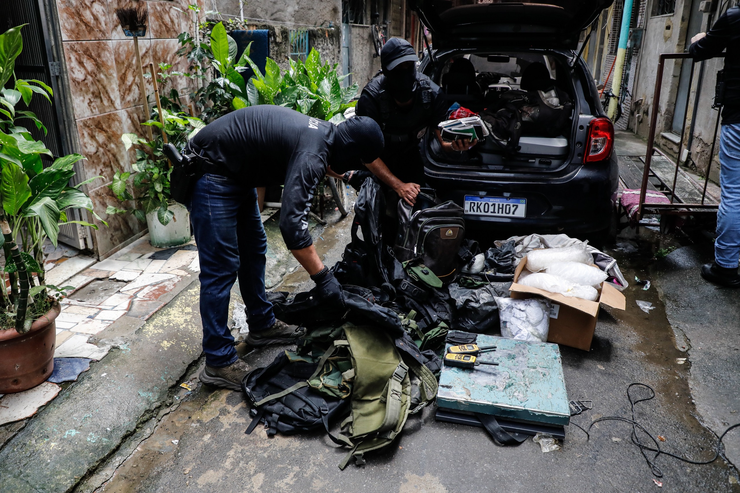 Durante a Operação Maré, policiais encontram laboratório clandestino de refino de drogas e fabricação de materiais explosivos e um local de armazenamento ilegal de medicamentos (Ernesto Carriço)