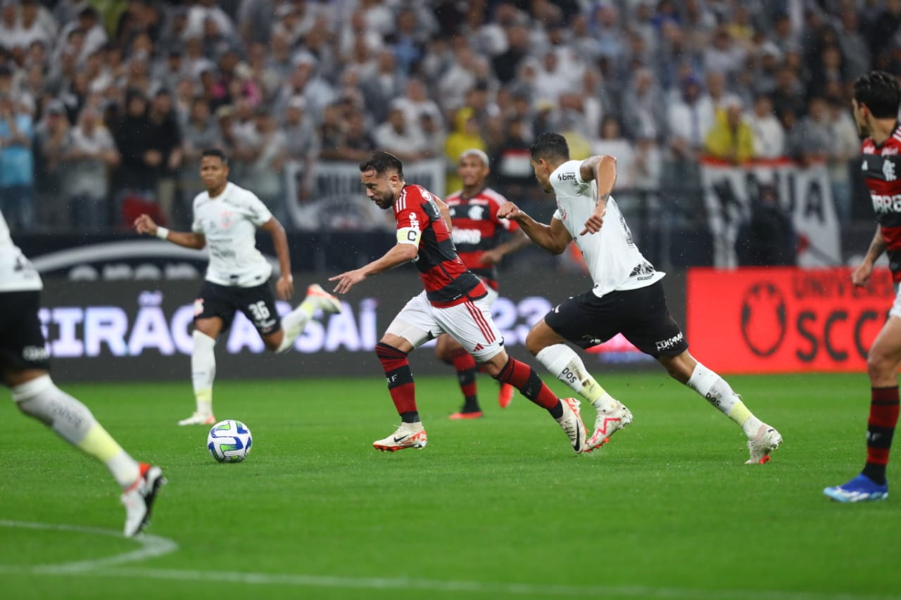 Flamengo sai na frente, mas acaba empatando com o Corinthians em Itaquera