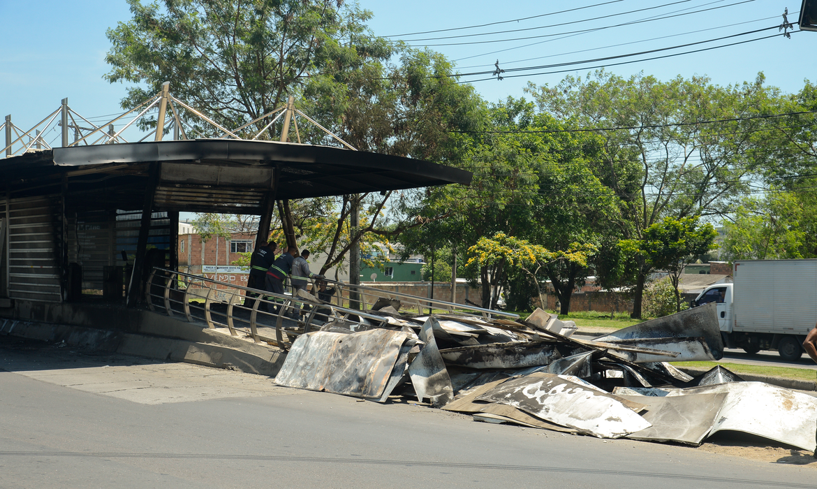 Estação do BRT após incêndio criminoso - Tomaz Silva/Agência Brasil