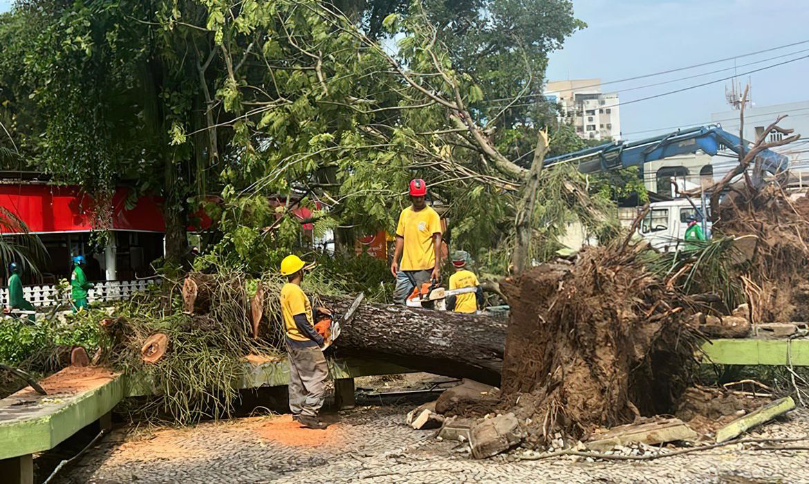 Chuvas fortes causam estragos em Niterói e Maricá