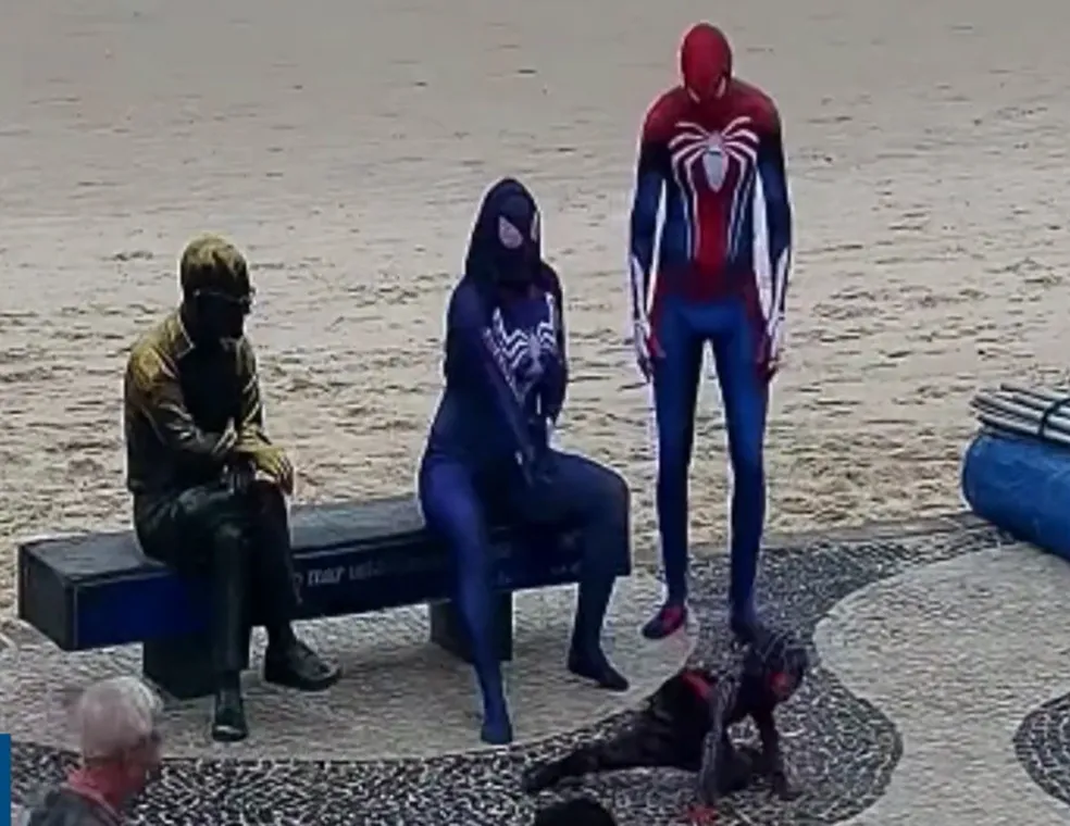 Família posa vestida de Homem-Aranha ao lado da estátua de Carlos Drummond de Andrade — Foto: Divulgação/ Centro de Operações Rio