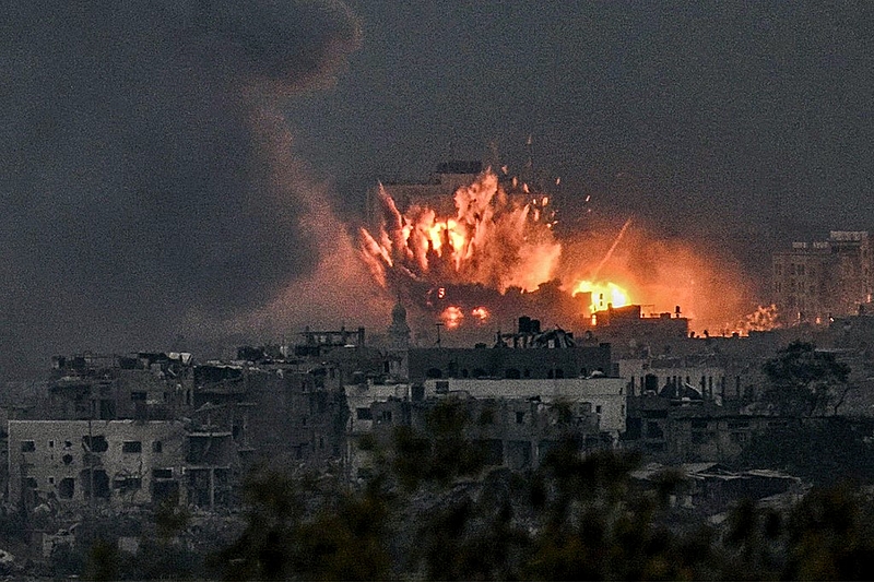 Explosão registrada durante bombardeiro israelense ao norte da Faixa de Gaza neste sábado (14) - Aris Messinis / AFP