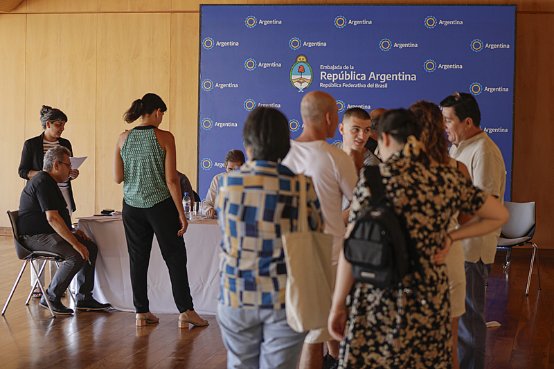 Argentinos que moram no Brasil aguardam para votar nas eleições presidenciais, em Brasília (DF) - Joédson Alves/Agência Brasil