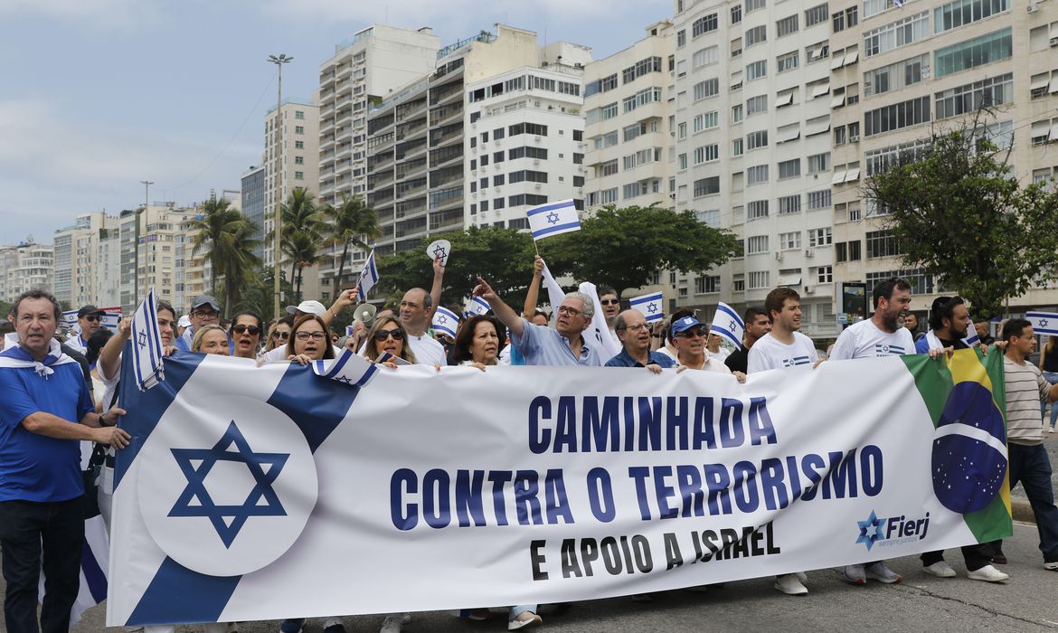 Centenas de pessoas fazem ato no Rio de Janeiro em defesa de Israel