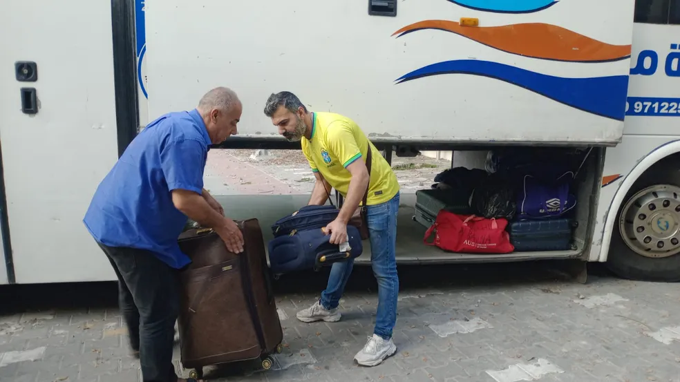 Brasileiros começam a embarcar em ônibus para deixar norte de Gaza — Foto: Arquivo pessoal