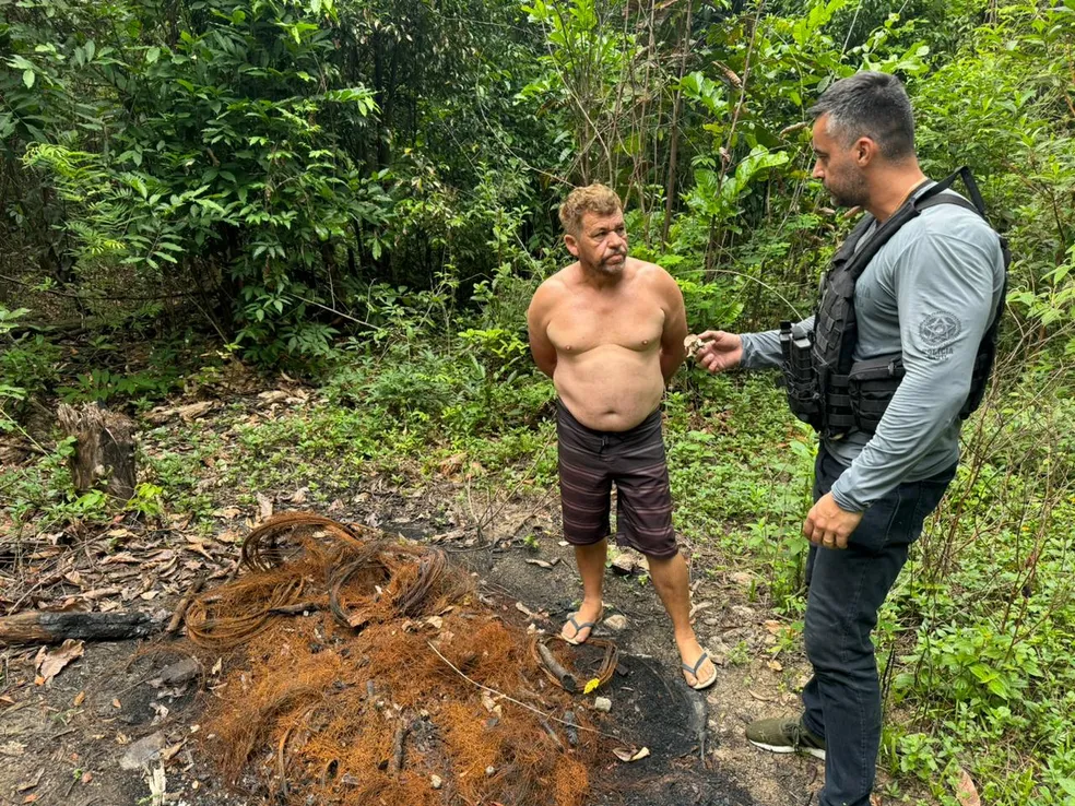 Adeilton dos Santos, o Açougueiro, no cemitério clandestino — Foto: Reprodução