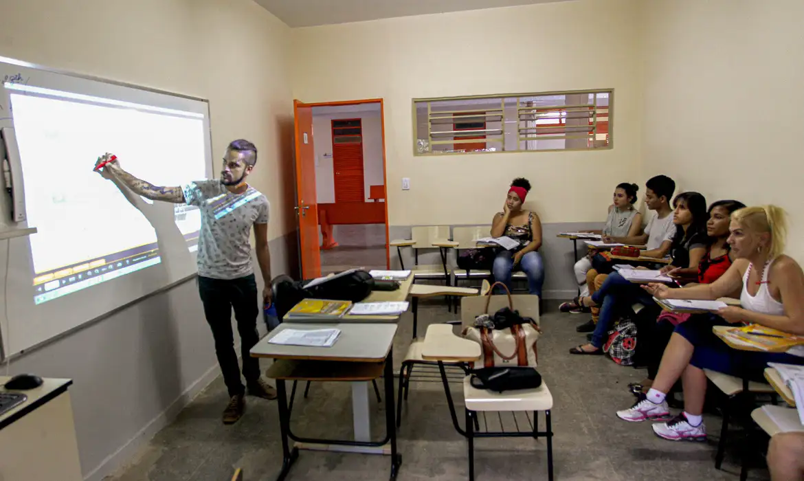 permanência no ensino médio Palavras-chave: fundo social, bolsa permanência, poupança, ensino médio, estudantes de baixa renda