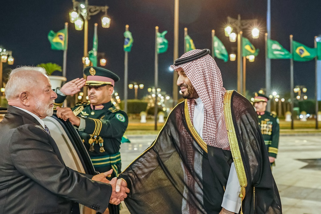 O presidente Lula e o Príncipe Herdeiro e Primeiro-Ministro da Arábia Saudita, Mohammed bin Salman: interesse mútuo em investimentos. Foto: Ricardo Stuckert / PR