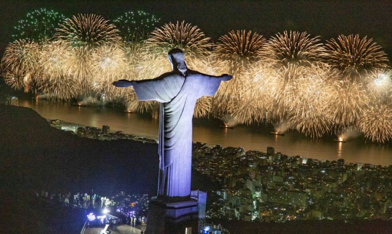 Confira as atrações musicais anunciadas para a queima de fogos de Réveillon na Praia de Copacabana, Rio de Janeiro. Ludmilla, Jorge Aragão, Belo e mais se apresentarão em dois palcos, garantindo uma celebração animada para dar as boas-vindas a 2024.