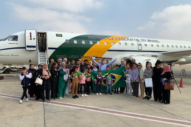 Grupo de Gaza reunido à frente da aeronave presidencial no Aeroporto Internacional do Cairo, no Egito. momentos antes da partida para o Brasil. Foto: GOV BR / FAB