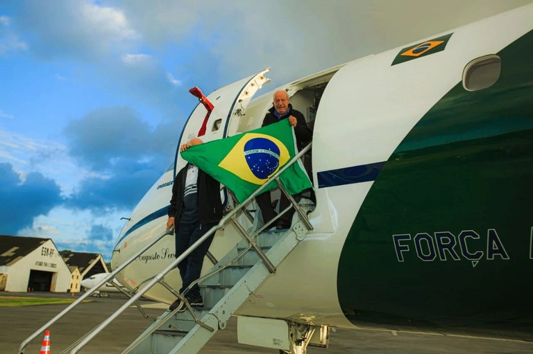 Aeronave cedida pela Presidência da República fez a primeira parada na Base Aérea de Recife (PE), onde seis passageiros fizeram o desembarque. As demais seguiram viagem até Brasília (DF), destino final da jornada de retorno ao país - Foto: Gov BR e FAB