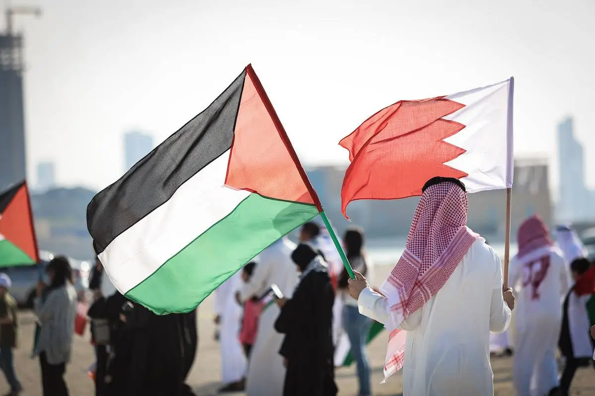 Protesto contra invasões israelenses à Mesquita de Al-Aqsa, em Muharraq, Bahrein, 8 de abril de 2023 [Ayman Yaqoob/Agência Anadolu]