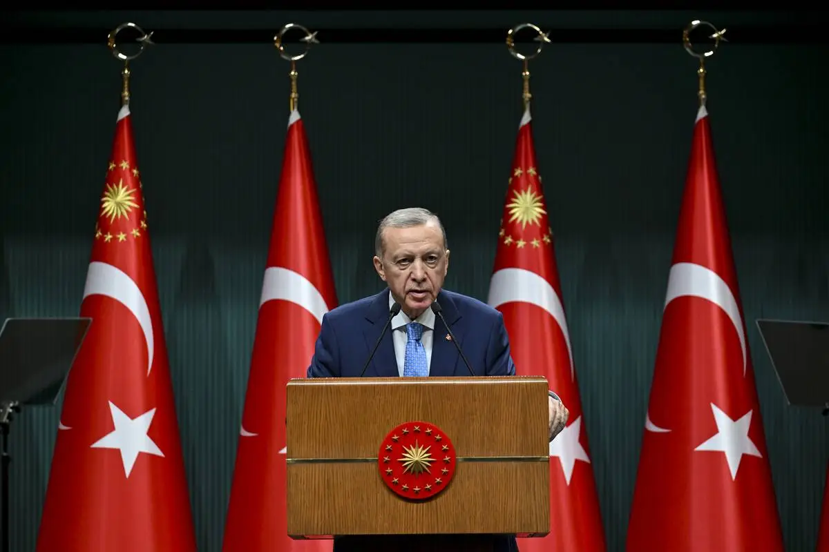 Presidente da Turquia, Recep Tayyip Erdogan, conversa com a imprensa após reunião de seu governo em Ancara, em 31 de outubro de 2023 [Muhammed Selim Korkutata/Agência Anadolu]