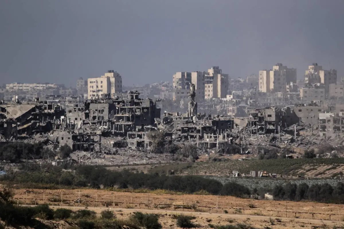 Prédios destruídos em Gaza, vista do assentamento israelense de Sderot, conhecido por um mirante no qual colonos assistem e aplaudem aos bombardeios, em 4 de novembro de 2023 [Mostafa Alkharouf/Agência Anadolu]