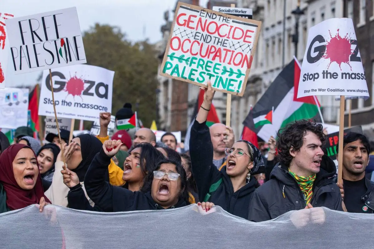 Protesto pró-Palestina pede cessar-fogo imediato em Gaza, no centro de Londres, em 28 de outubro de 2023 [Mark Kerrison/In Pictures via Getty Images]