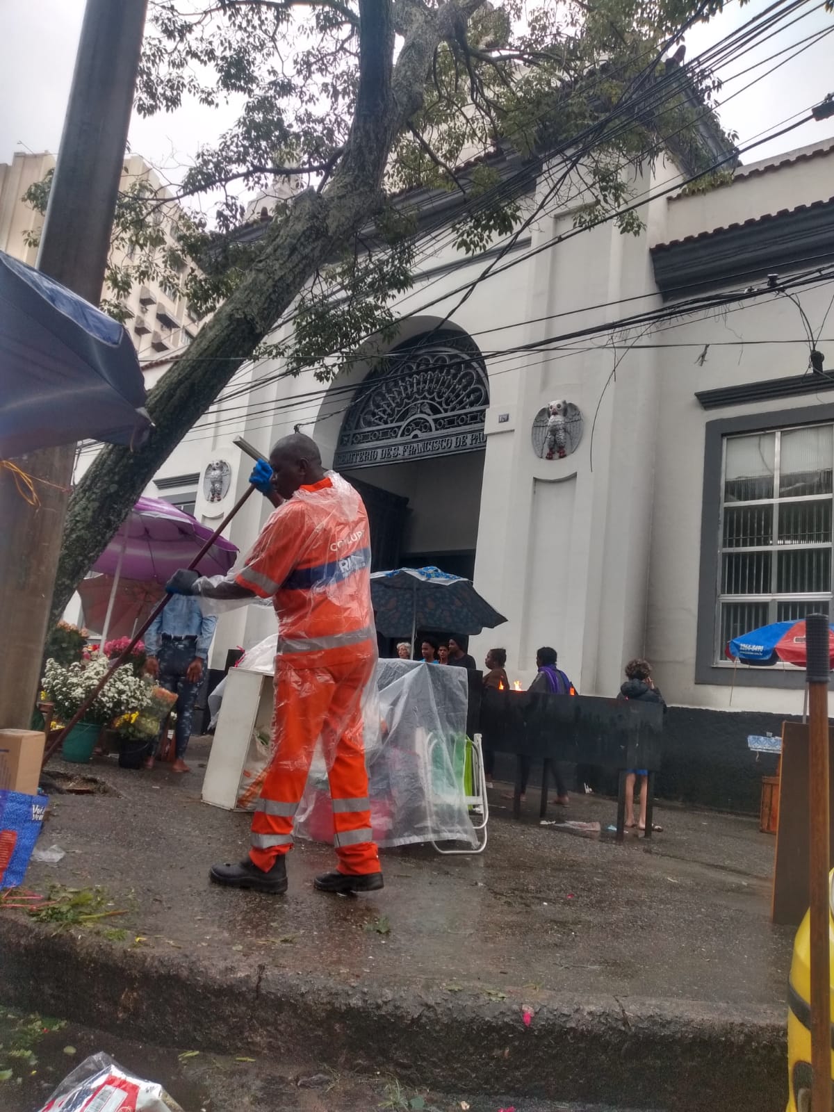 Comlurb intensifica limpeza nas imediações dos cemitérios para o Dia de Finados