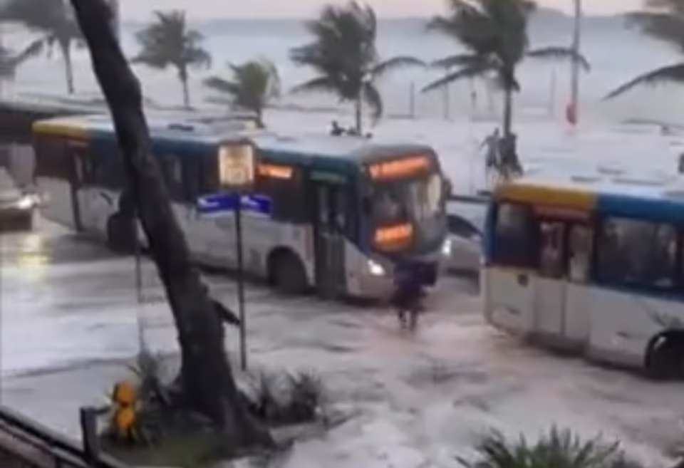 Um jovem de 16 anos está desaparecido após desaparecer no mar durante uma ressaca em Ipanema, no Rio de Janeiro. O mar invadiu o calçadão e afetou banhistas.